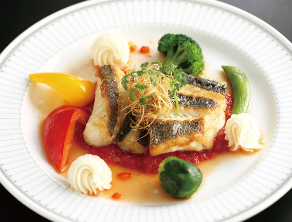 白身魚のポワレ季節のソース