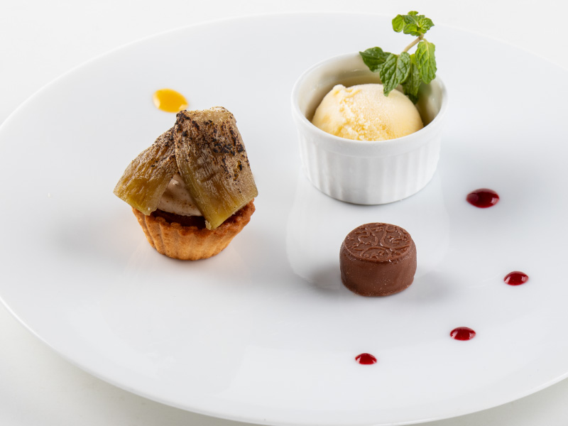 茨城県産干し芋タルト・ヴァローナチョコレート・バニラアイスの盛り合わせ