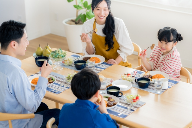 家族で食卓を囲むイメージ